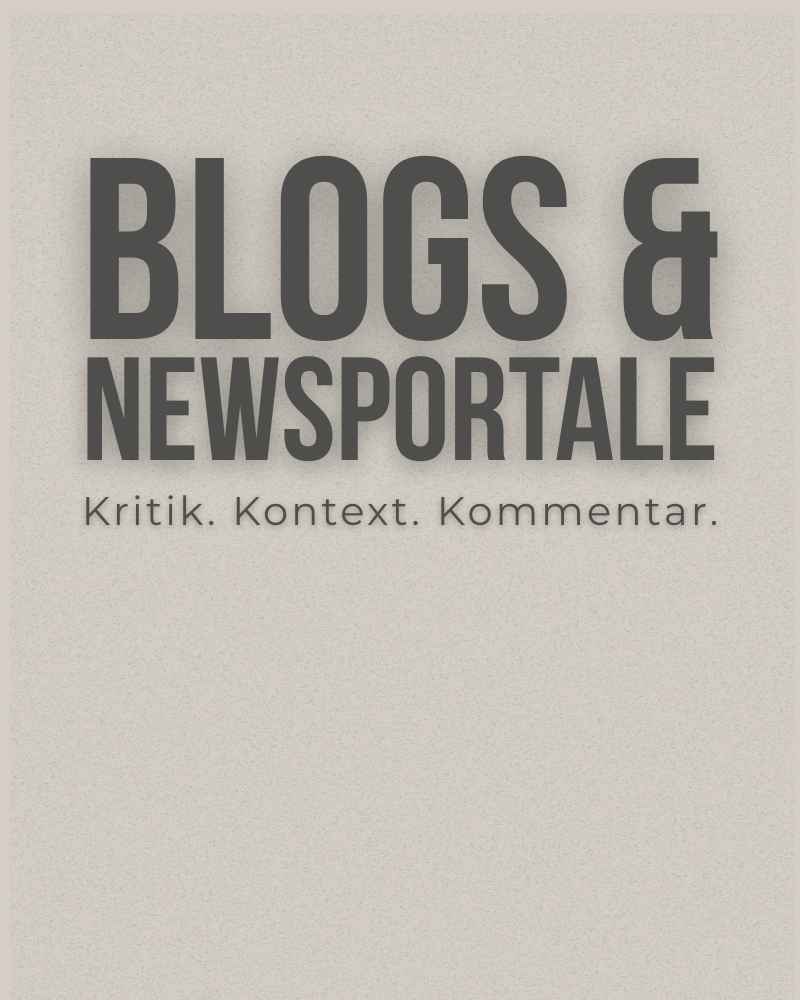 Beige Kachel mit grauer Schrift, Aufschrift: Blogs und Newsportale, Kritik, Kontext, Kommentar.