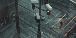 berwachungskameras an einer Straßenkreuzung bei Dämmerung, mit Lichtspuren vorbeifahrender Autos.