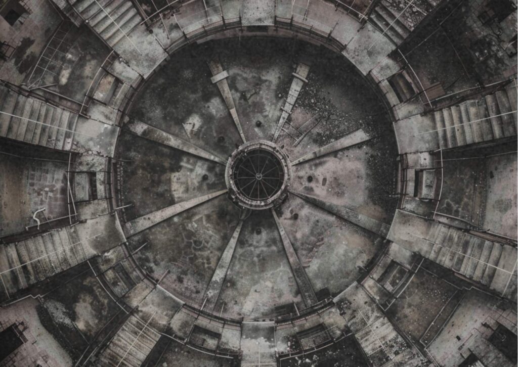 Luftaufnahme eines kreisförmigen Gefängnisses im Stil des Panoptikums mit zentralem Beobachtungsturm