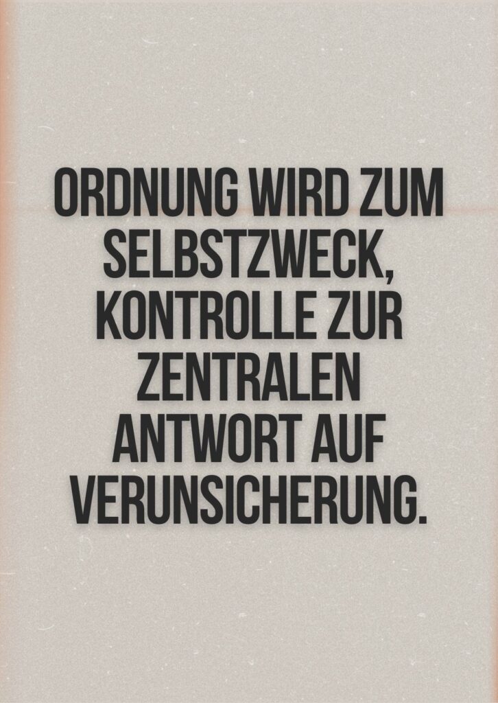 Zitatkarte mit dem Satz: „Ordnung wird zum Selbstzweck, Kontrolle zur zentralen Antwort auf Verunsicherung.“