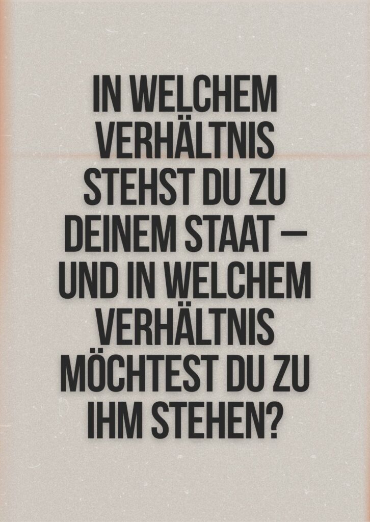 Zitatkarte mit dem Satz: „In welchem Verhältnis stehst du zu deinem Staat – und in welchem Verhältnis möchtest du zu ihm stehen?“ – gestaltet in ruhigen Beige- und Grautönen.